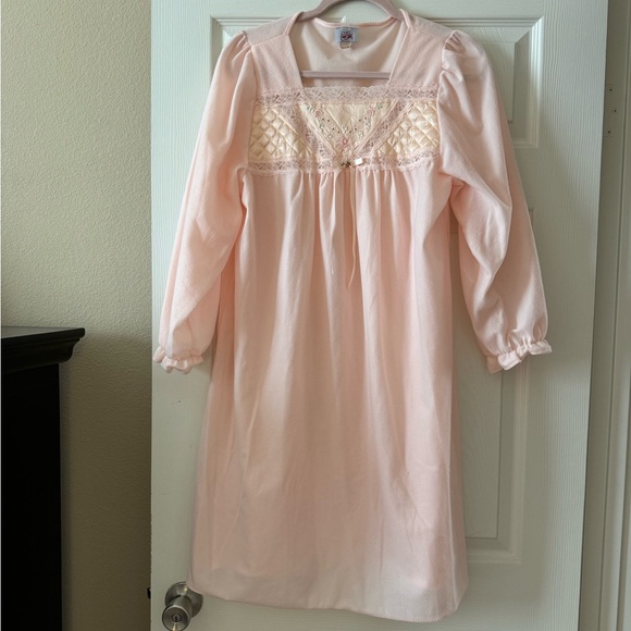 Embroidered Peach Nightgown by Cine Star - Vintage - Picture 2 of 5